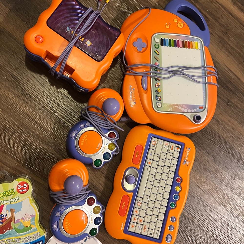 Vtech 
Controllers (2)
Keyboard 
All games included